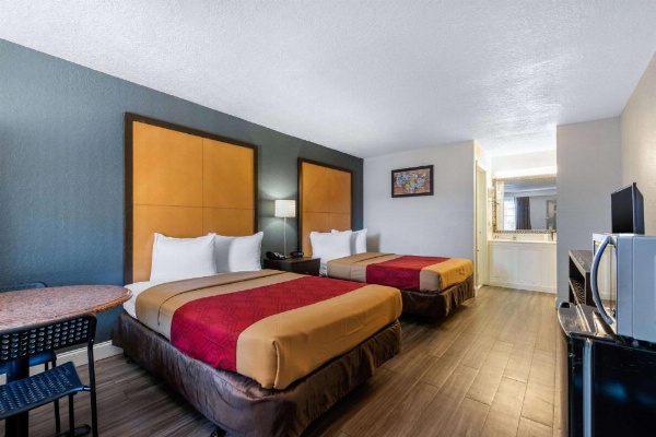 Econo Lodge Airport At RJ Stadium image 11