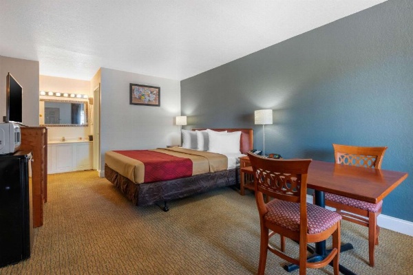 Econo Lodge Airport At RJ Stadium image 15