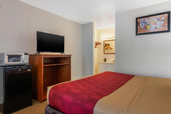 Econo Lodge Airport At RJ Stadium image 16