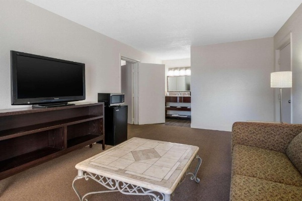 Econo Lodge Airport At RJ Stadium image 25