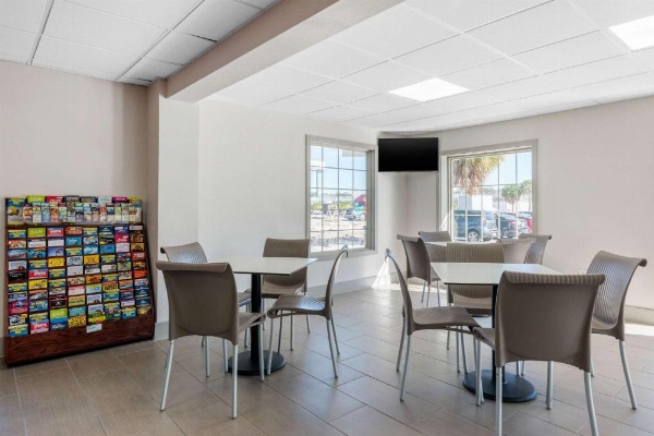Econo Lodge Airport At RJ Stadium image 26
